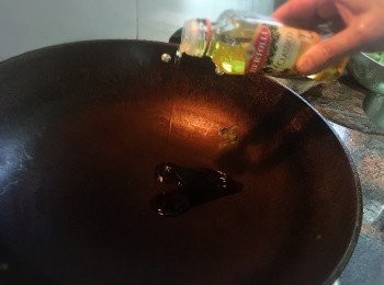 step2: 燒熱鑊，加入適量BERTOLLI百得利純正橄欖油，燒熱