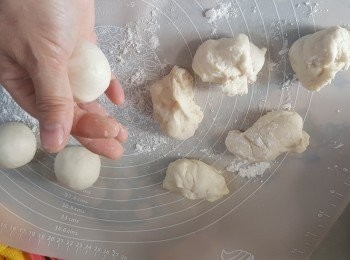 step5: 當粉糰靜止30分鐘後,將粉糰平均分成8份,灑少許底筋粉於手掌上,將每份粉糰滾圓或轉體(我是用轉體方式)