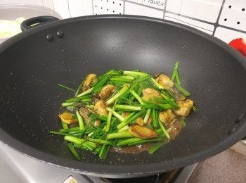 step10: 下芡汁及蔥段  (如好辣可在此時加辣椒粒）， 兜炒至蔥段剛熟便可上碟。 （我覺得芡汁夠濃所以我沒用生粉水埋芡；  但可按個人喜好自行決定）