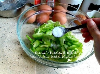 step1: 涼瓜切半去襄切成細薄片 , 放入大碗中加少許鹽拌勻靜待30分鐘