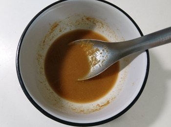 step2: 調麻醬：取一個碗，依序放入花生醬、醬油、烏醋／蘋果醋、香油，和步驟1的煮麵水，用湯匙「喇喇A」，麻醬就完成了。