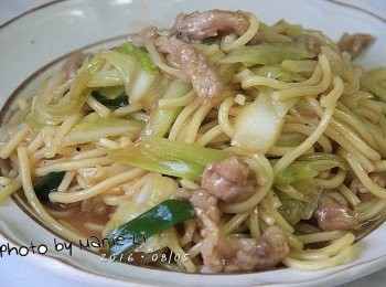 step4: 抓拌過太白粉的肉絲微炒後軟嫩且帶有Q度
高麗菜的清甜也讓料理不需過多的調味
這道《肉絲炒麵》短短十五分鐘即可裝盤享用了~