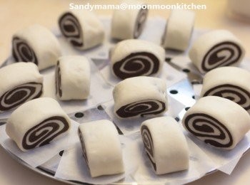 step8: 8.放在包紙上，於室溫28度的地方，放一杯熱水在旁，發酵10-15分鐘左右至發大一倍。