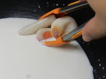 step5: 牛奶滾後加入火鍋料