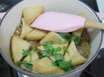 step5: 接著把對半切的油豆腐及香菜加入快速拌勻再悶約3分鐘即完成:)