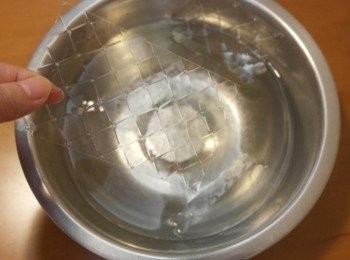step1: 先將吉利丁片泡水變軟!!!