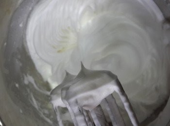 step8: 分三次加入砂糖，打至硬性发泡，拉起有尖尖的角即可