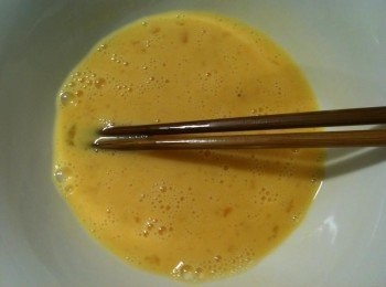 step4: 調製蛋液：將蛋打散後，倒入牛奶，再灑上鹽，攪拌均勻備用。