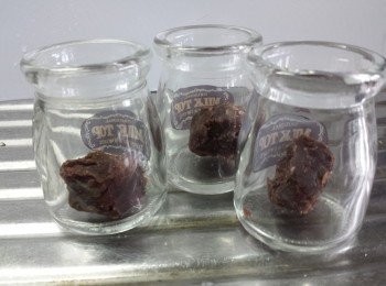 step2: 將少許豆蓉放在玻璃樽內。