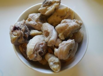 step1: *燙熟雞肉備用。
*準備咖哩醬包。