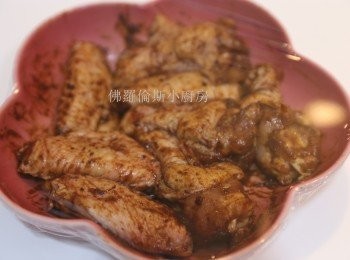 step1: <a href="https://bit.ly/3zHU5V3" target="_blank" data-keyword="雞翼" class="guide-link"><strong>雞翼</strong></a> <span style="display:inline-block;vertical-align:middle;margin-top:-3px;color:initial;border-radius:3px;padding:2px 3px;font-size:12px;line-height:14px;background:#87d300;color:#fff;">即買</span> 洗乾淨用廚紙印乾，加入所有醃料並蓋上保鮮紙，醃30-45分鐘