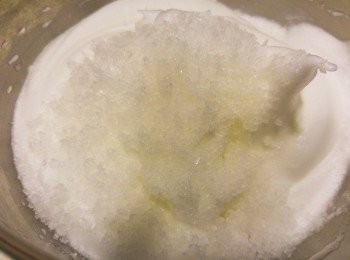 step3: 蛋白用電動打蛋器打成起鈎,再加入粗鹽攪混備用。