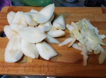 step1: 雪梨去芯，去皮(皮留下備用)