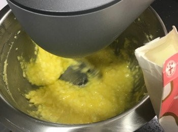 step2: 分2-3次加入蛋液，每次完全吸收後再加，打拌均勻
 加入牛奶打拌均勻
篩入低筋麵粉及泡打粉再打拌均勻