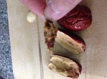 step2: 將貢棗內的核用手指小心揑出來不要太用力壓否則會揑扁棗的外型而不美