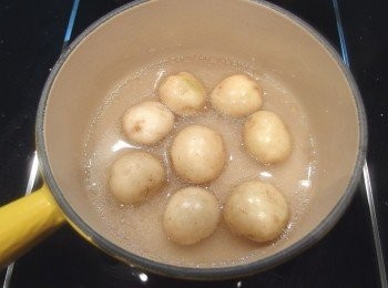 step2: 馬鈴薯先用高湯或水煮至熟。(時間約8-10分鐘)