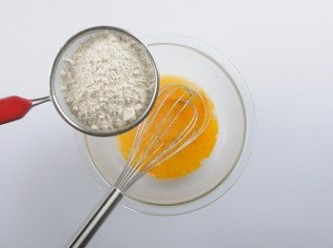 step5: 將低筋麵粉、高筋麵粉、鹽，混合過篩。