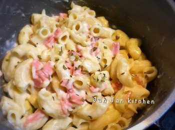 step5: 洒上蕃茜碎拌勻即成。