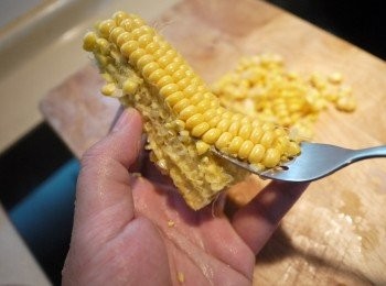 step3: 玉米使用叉子將玉米粒取下
