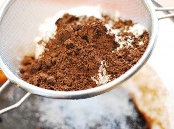 step5: 加入過篩的麵粉、可可粉、泡打粉與海鹽一同拌勻