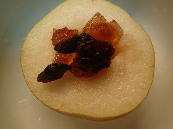 step1: 1 將梨上蓋切開挖出果核,填入冰糖 將梨上蓋切開挖出果核,填入冰糖
2 將桂圓一起放入梨中蓋上上蓋,放電鍋蒸約1小時即可 將桂圓一起放入梨中蓋上上蓋,放電鍋蒸約1小時即可