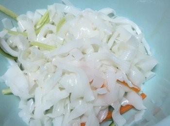 step10: 置大碗中加入少許麻油，加入少許青瓜絲及紅蘿蔔絲撈均鋪碟