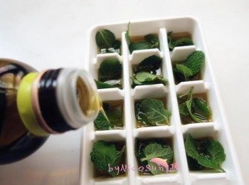 step3: 倒入橄欖油.浸泡過葉片