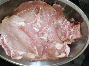 step1: 豬扒清洗後，用刀身拍打幾次，令肉質纖維打散，但不要用刀背砍，因會將豬扒砍碎及散開，而拍打豬扒，烹煮後豬扒不會散開，仍然有厚度，有咬口，但鬆軟，這做法是豬肉檔老闆提供 。