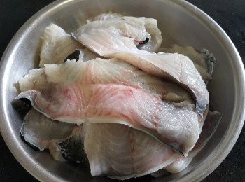 step2: 將鱔去骨及切片，如做不到可要求魚檔代去骨及切片，但要講清楚切件要求，避免切錯要求