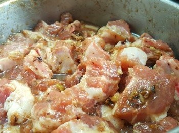 step1: 排骨洗淨抹乾水，用<span class="group_2">醃料</span>醃半小時。