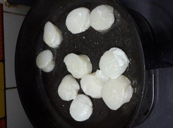 step3: 帶子粘少許生粉、用平底鍋煎至兩面金黄色、