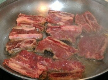 step3: 牛仔骨煎至約八成熟後瀝油備用。