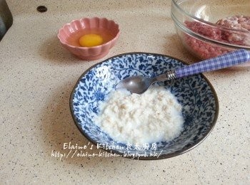 step6: 燒紅鑊將洋蔥用慢火慢慢炒至微黃色 , 牛奶與麵包糠拌勻