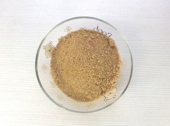 step4: 我特別選用紅糖。紅糖是一種常見的食用糖，泛指沒有經過完全精煉的蔗糖，與白糖相對。紅糖能保持蔗糖的天然焦香味道。"較白糖甜度稍低"，但因為甜味的純度高，可用來調製飲料或製作西點不會影響其他材料的原味，且具有使"糕點質地蓬鬆"的效用。