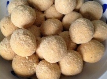 step2: 放 入 雪 櫃 內 雪半個 鐘 ， 然 後 取 出 搓 成 一 粒 粒 球 狀 .