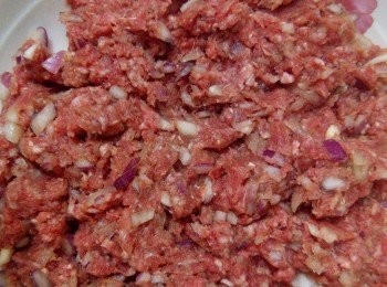 step2: 用鹽、糖、豉油及生粉醃好冰鮮牛絞肉。