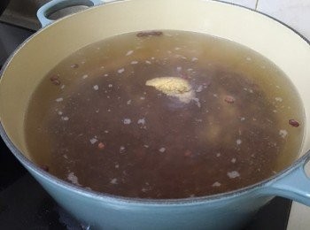 step3: 再轉中細火關蓋煮個半鐘, 期間可以開蓋攪均以防黏底, 我沒有把蓋關實, 開少許排氣, 水面維持有氣泡即可