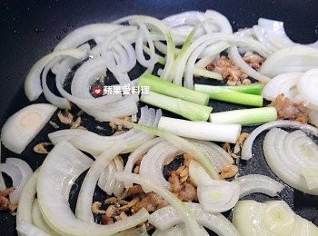 step5: 蝦皮上色時，放入洋葱和「葱白」拌炒。