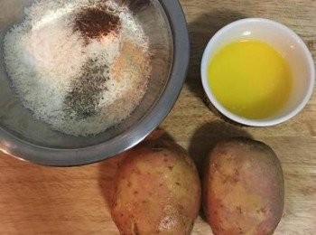 step1: 馬玲薯帶皮洗淨後擦乾。無鹽奶油微波30秒讓奶油溶化。帕瑪森起司粉加入所有<span class="group_2">調味料</span>後混勻備用。