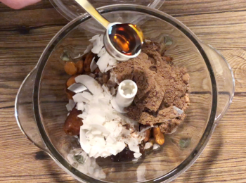 step2: 把所有材料放入攪拌機拌勻。