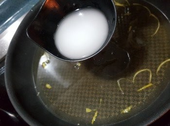 step5: 用1茶匙生粉加2湯匙水拌勻，用慢火加入西檸汁料內打成芡