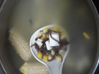 step5: 將清雞湯、木耳絲和豆腐倒入中火煮至滾