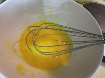 step1: 將蛋和白砂糖充分的攪拌均勻。