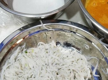 step2: 煎後的白飯魚會排出多餘水分。