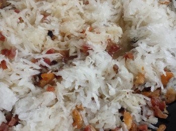 step5: 蘿蔔絲及蘿蔔水倒入鑊中煮至軟身後，加入臘味拌勻