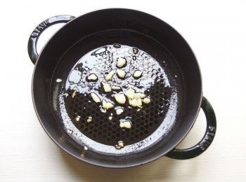 step3: 起油鍋,爆香蒜頭