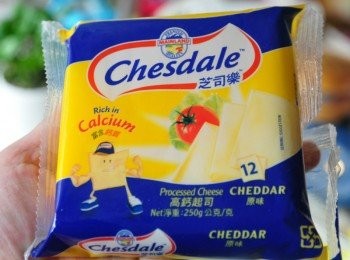 step9: 芝司樂使用紐西蘭純淨天然的鮮奶製成，一公斤起司需使用10公生鮮奶做為原料製，一片之司樂高鈣起司鈣質高於一杯20cc鮮奶，可幫助骨骼與牙齒成長喔!