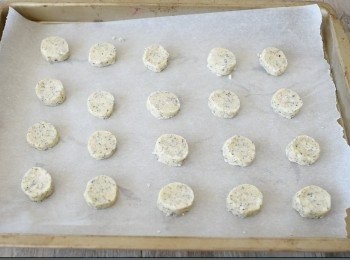 step5: 將麵糰放在鋪有烘焙紙的烤盤上，放入已預熱180度C焗爐，焗約12-15分鐘