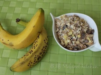 step1: 燕麥可加入紅莓乾、朱古力粒、去殼開心果、去殼合桃肉或果仁等等
