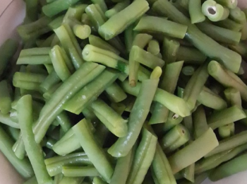 step1: 豆角洗淨，切段。